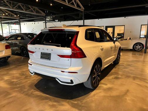 2023 Volvo XC60 B5 Plus Dark Theme