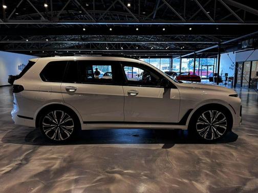 Mineral White Metallic 2023 BMW X7 M60i