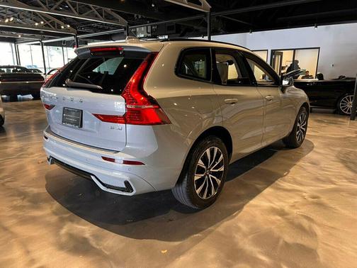 2024 Volvo XC60 B5 Core Dark Theme