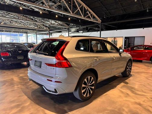 2024 Volvo XC60 B5 Core Dark Theme