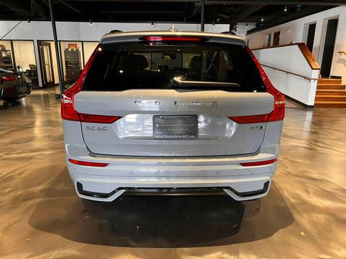 2024 Volvo XC60 B5 Core Dark Theme