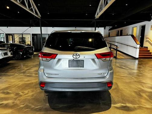 Celestial Silver Metallic 2019 Toyota Highlander XLE