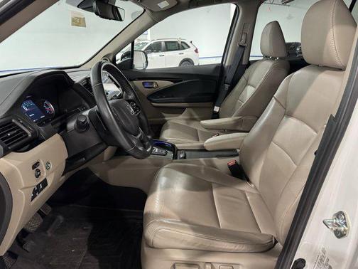 Platinum White Pearl 2020 Honda Pilot Touring 8-Passenger