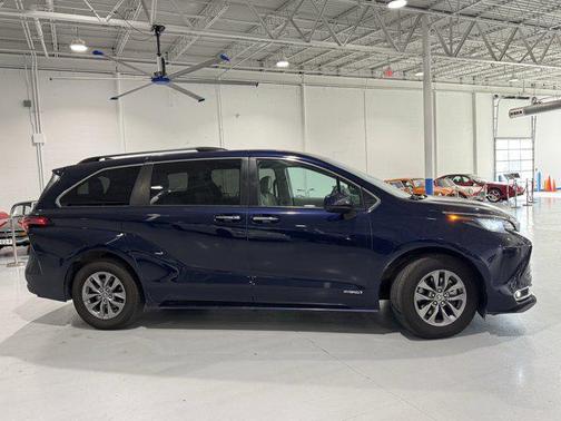 2021 Toyota Sienna XLE 7 Passenger