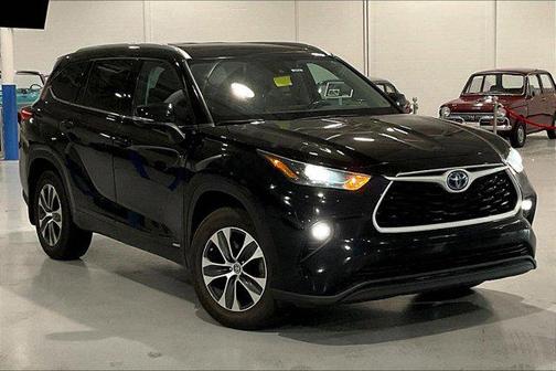 Midnight Black Metallic 2022 Toyota Highlander Hybrid XLE