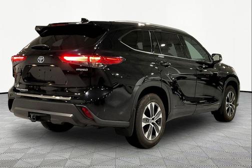 Midnight Black Metallic 2022 Toyota Highlander Hybrid XLE