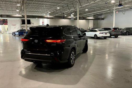 Midnight Black Metallic 2022 Toyota Highlander Hybrid XLE