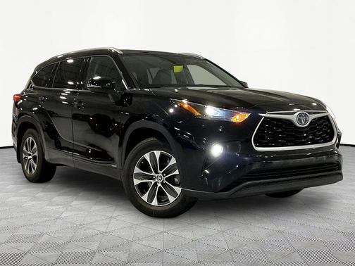 Midnight Black Metallic 2022 Toyota Highlander Hybrid XLE