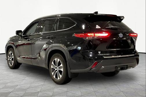 Midnight Black Metallic 2022 Toyota Highlander Hybrid XLE