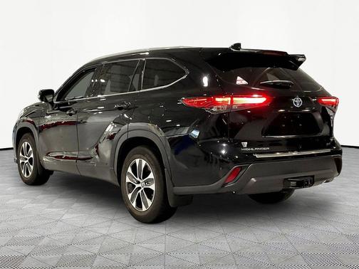 Midnight Black Metallic 2022 Toyota Highlander Hybrid XLE