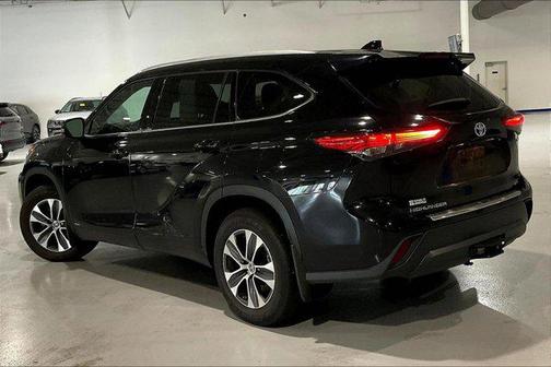 Midnight Black Metallic 2022 Toyota Highlander Hybrid XLE
