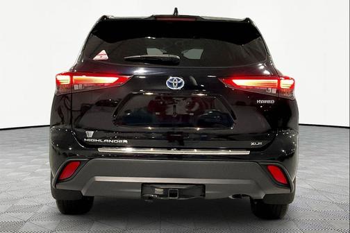 Midnight Black Metallic 2022 Toyota Highlander Hybrid XLE