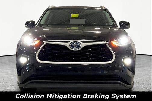 Midnight Black Metallic 2022 Toyota Highlander Hybrid XLE