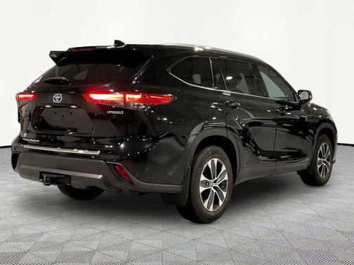 Midnight Black Metallic 2022 Toyota Highlander Hybrid XLE