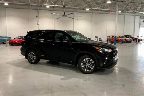 Midnight Black Metallic 2022 Toyota Highlander Hybrid XLE