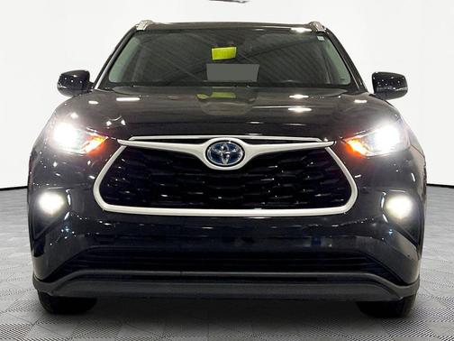 Midnight Black Metallic 2022 Toyota Highlander Hybrid XLE