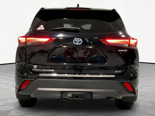 Midnight Black Metallic 2022 Toyota Highlander Hybrid XLE