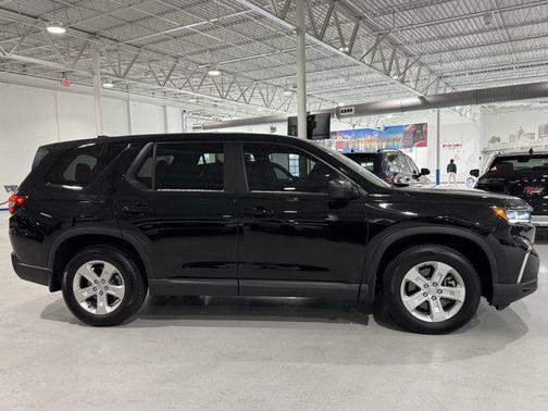 2023 Honda Pilot AWD LX