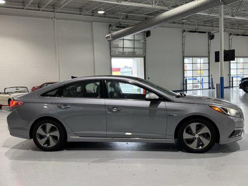 2016 Hyundai SONATA Hybrid Limited