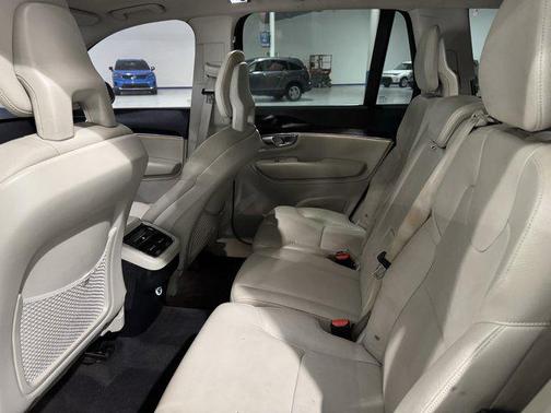 2018 Volvo XC90 T6 Momentum