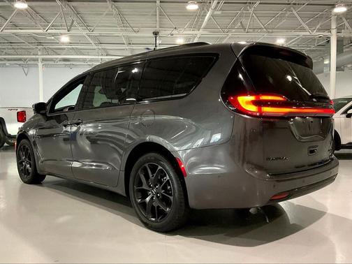 Granite Crystal Metallic Clearcoat 2022 Chrysler Pacifica Limited