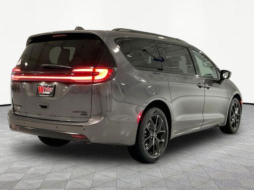 Granite Crystal Metallic Clearcoat 2022 Chrysler Pacifica Limited