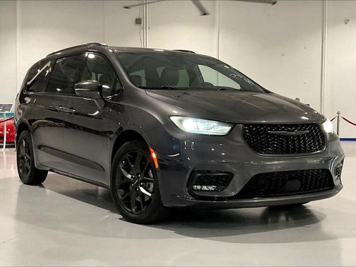 Granite Crystal Metallic Clearcoat 2022 Chrysler Pacifica Limited