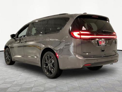 Granite Crystal Metallic Clearcoat 2022 Chrysler Pacifica Limited