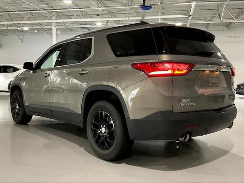 Pepperdust Metallic 2019 Chevrolet Traverse LT Cloth