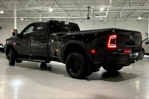 Diamond Black Crystal Pearlcoat 2024 RAM 3500 Laramie Crew Cab 4x4 8' Box