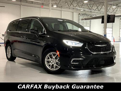 Diamond Black Crystal Pearlcoat 2024 Chrysler Pacifica Touring L