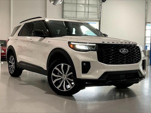 White Metallic 2025 Ford Explorer ST-Line