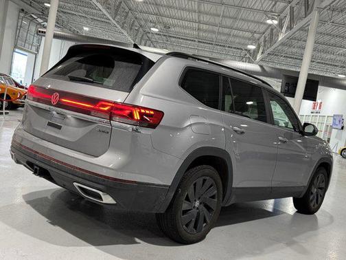 2024 Volkswagen Atlas 2.0T SE w/Technology 4MOTION