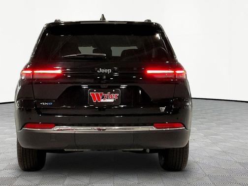 Diamond Black Crystal Pearlcoat 2022 Jeep Grand Cherokee 4xe Base
