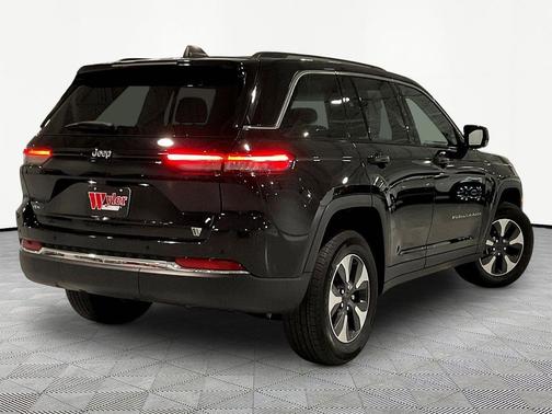 Diamond Black Crystal Pearlcoat 2022 Jeep Grand Cherokee 4xe Base