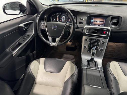 2018 Volvo V60 Cross Country T5