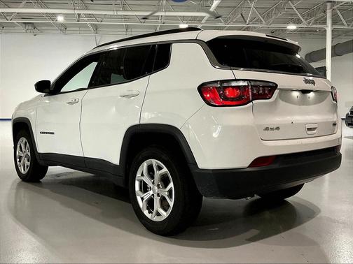 Bright White Clearcoat 2024 Jeep Compass Latitude