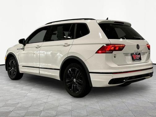 Oryx White Pearl 2022 Volkswagen Tiguan 2.0T SE R-Line Black 4MOTION