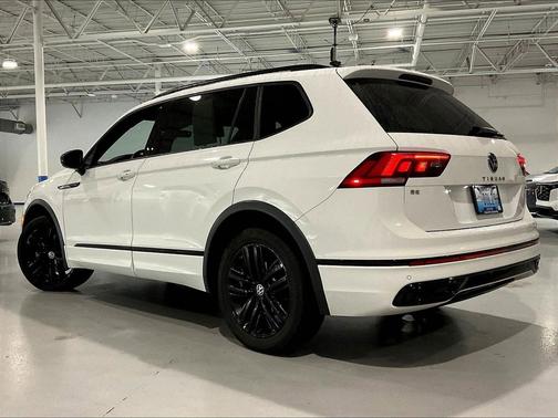 Oryx White Pearl 2022 Volkswagen Tiguan 2.0T SE R-Line Black 4MOTION