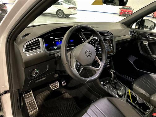 Oryx White Pearl 2022 Volkswagen Tiguan 2.0T SE R-Line Black 4MOTION
