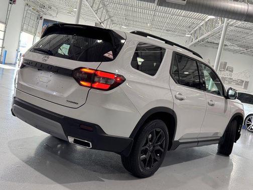 2025 Honda Pilot Touring 8-Passenger
