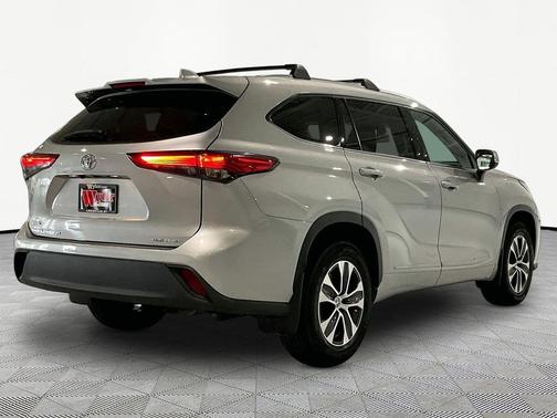 Celestial Silver Metallic 2021 Toyota Highlander XLE