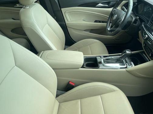 2019 Buick Regal TourX AWD Essence