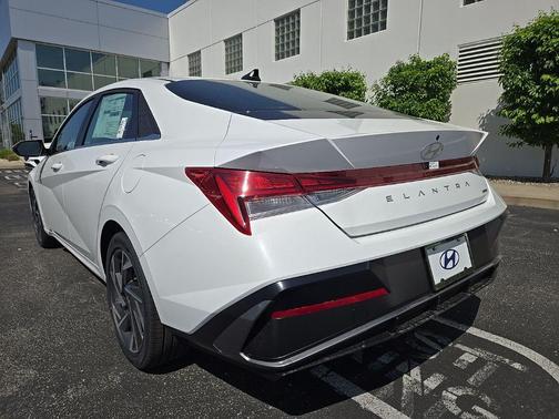 2025 Hyundai ELANTRA Limited