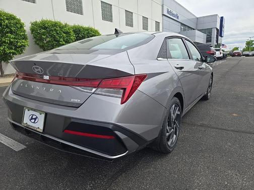 2025 Hyundai ELANTRA Limited