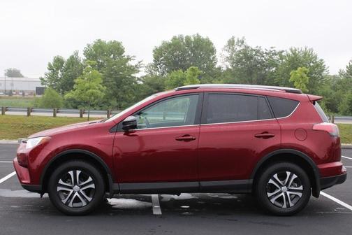 Photo 4 of 27 of 2018 Toyota RAV4 LE