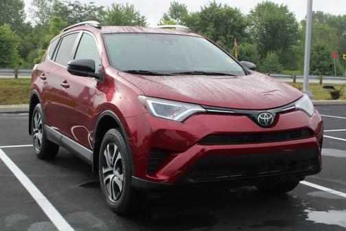 Photo 3 of 27 of 2018 Toyota RAV4 LE