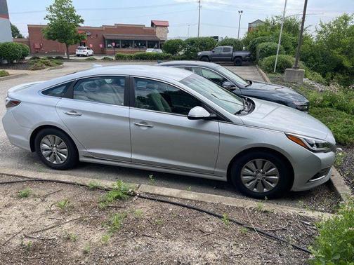 2016 Hyundai SONATA Hybrid SE