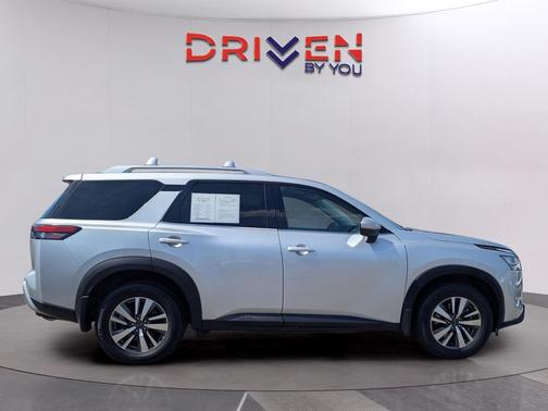 2023 Nissan Pathfinder SL 4WD