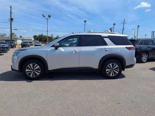 2023 Nissan Pathfinder SL 4WD